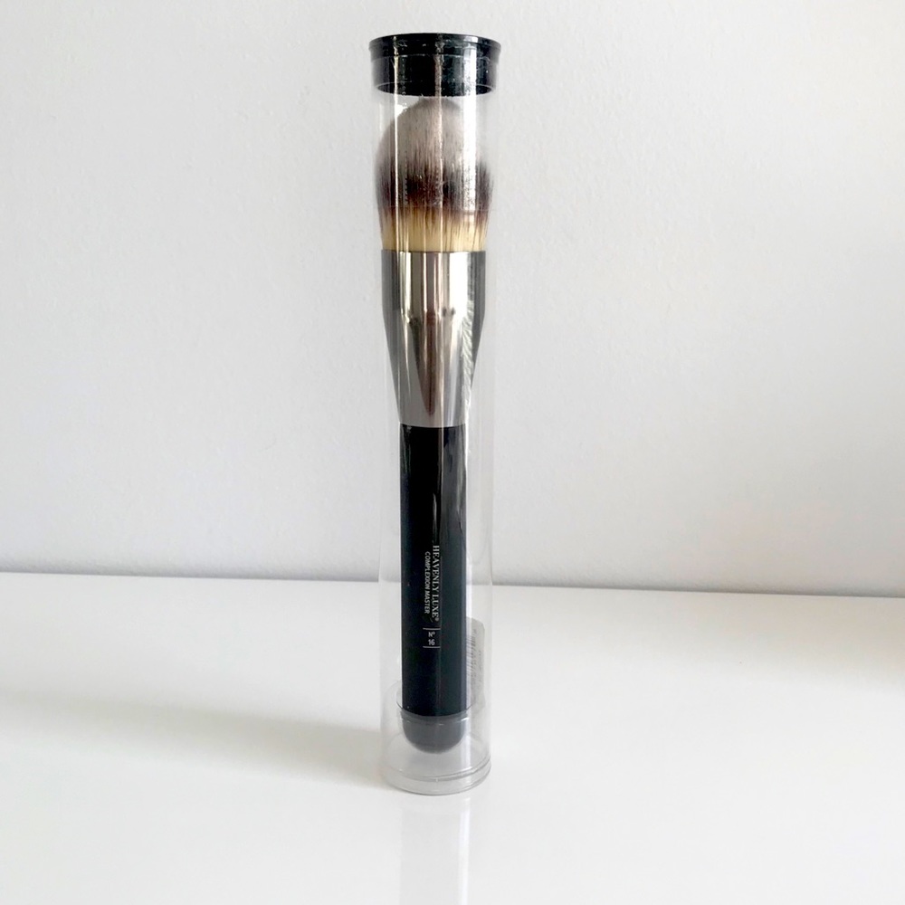 IT Cosmetics Heavenly Luxe Complexion Master Brush #16